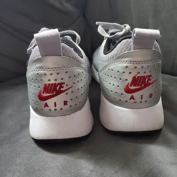 Nike Air Max Tavas ( women's 7.5) - Picture 4 of 6
